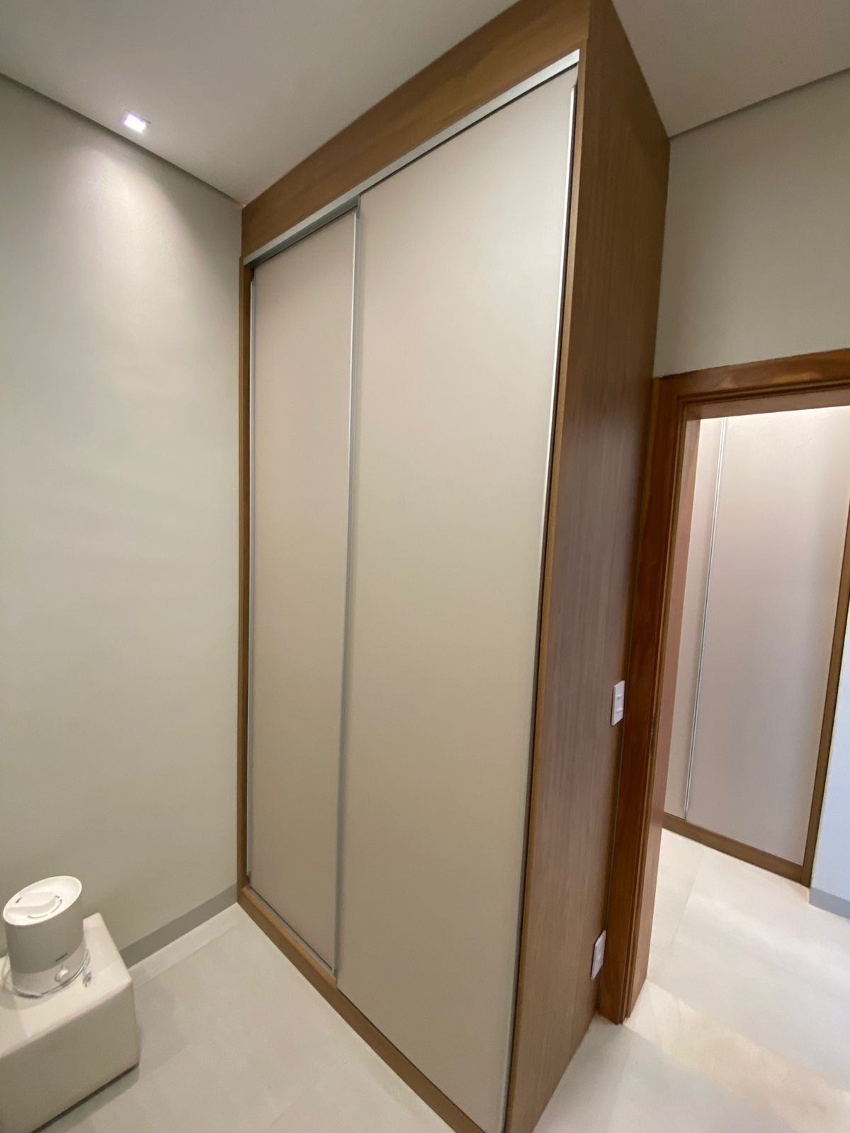 Armário planejado com prateleiras abertas, gavetas e iluminação interna em LED