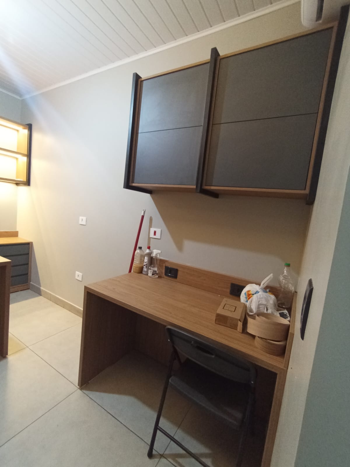 Quarto infantil com cama baixa em madeira, painel de escalada colorido e janela com persiana