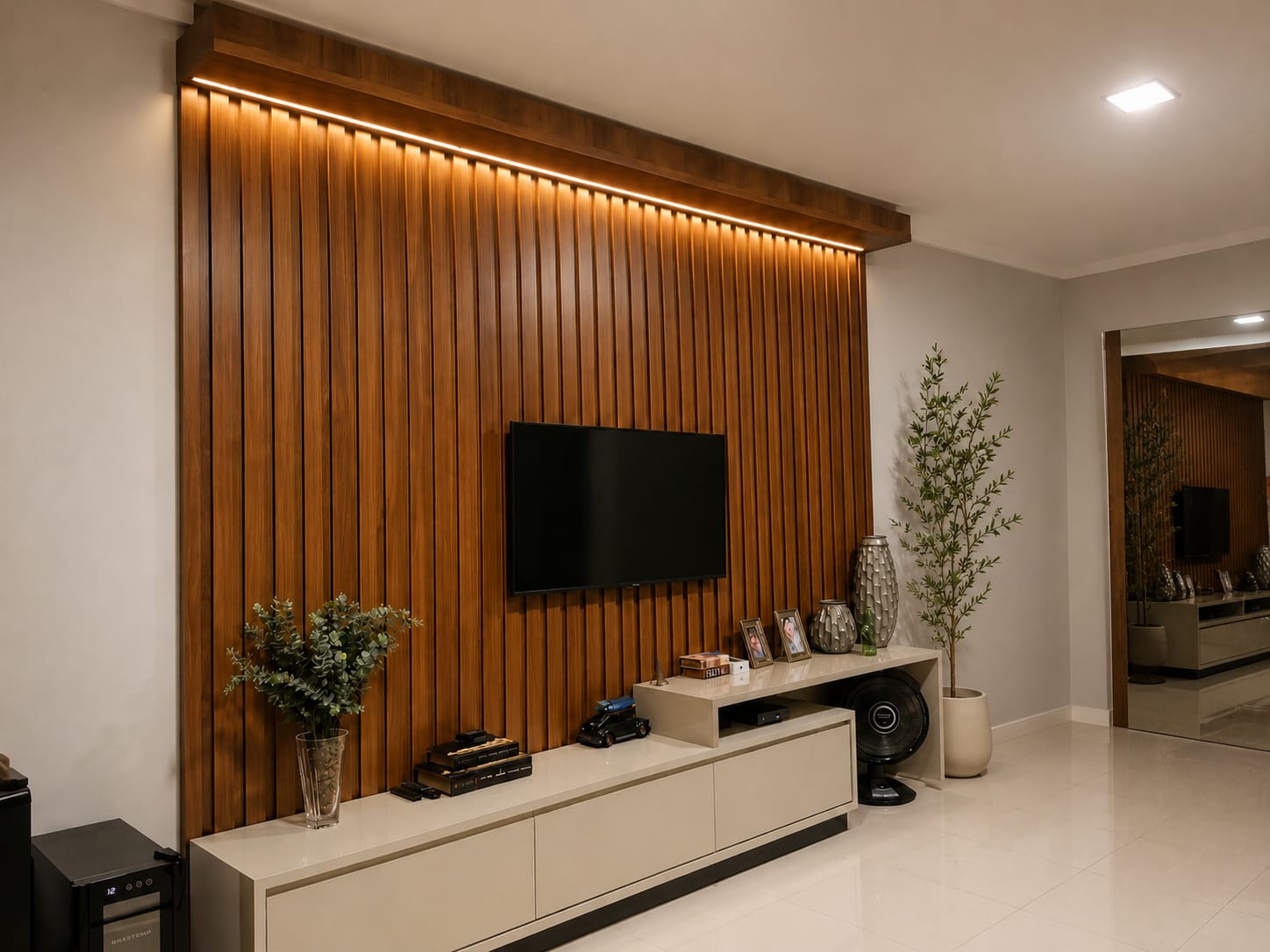 Sala com painel ripado em madeira